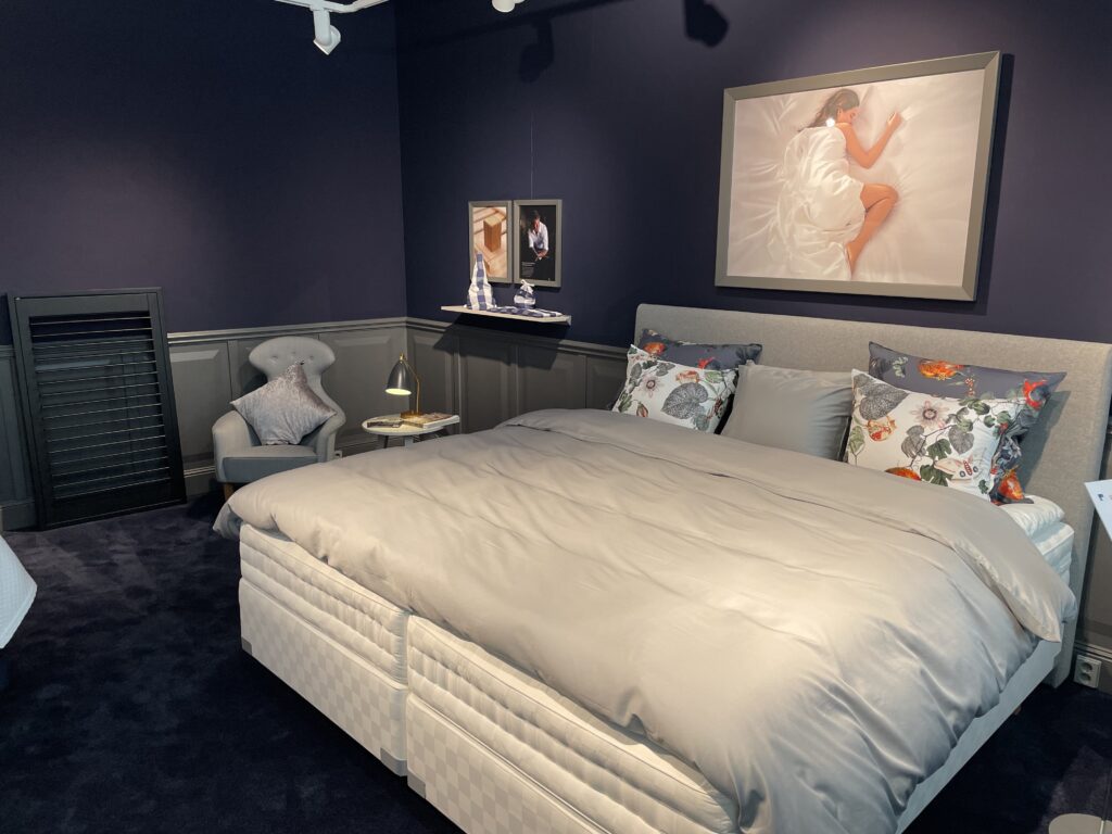 Shutters in de slaapkamer met Hästens bed.